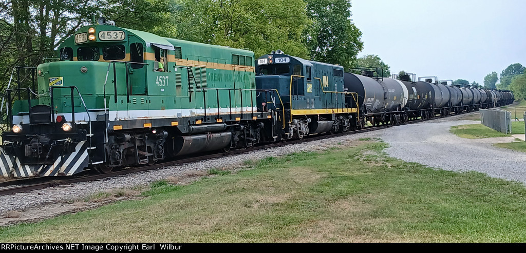 Ohio South Central Railroad (OSCR) 4537 & 104